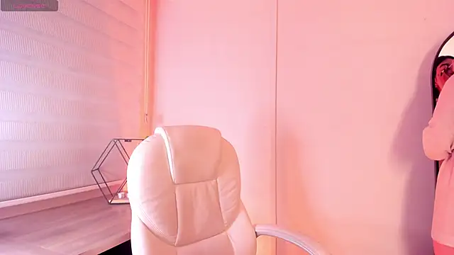 Emma  clark  online show from December 19, 2025, 12:45 pm