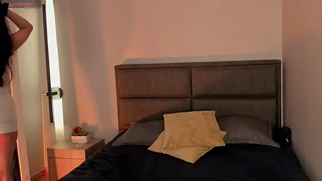 Emma  clark  online show from April 14, 2026, 12:22 pm