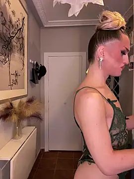 Snapshot of lacattiva chatting on October 9, 2025, 5:44 pm lacattiva online show from October 9, 2025, 5:44 pm