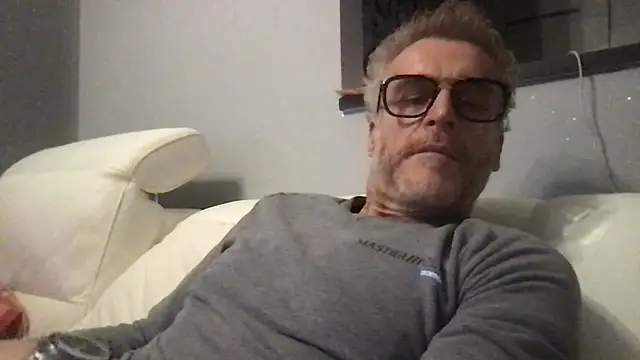 Axl hot online show from February 17, 2026, 11:00 pm