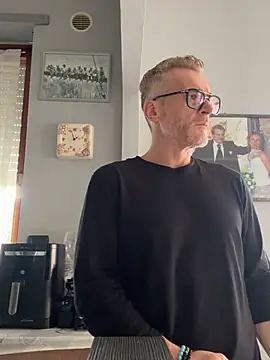 Axl hot online show from March 6, 2026, 1:07 pm