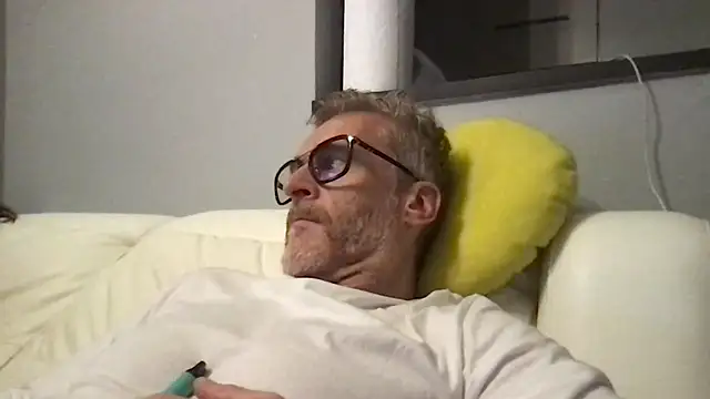 Axl hot online show from April 14, 2026, 8:48 pm