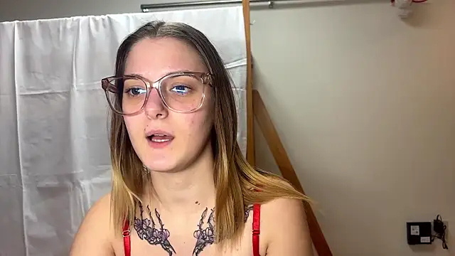 Snapshot of SuzyMiu chatting on November 11, 2025, 10:26 am SuzyMiu online show from November 11, 2025, 10:26 am