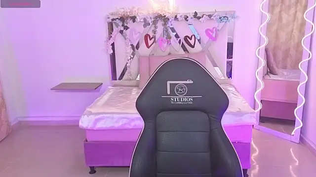 ZURY TAY online show from September 20, 2025, 11:44 am