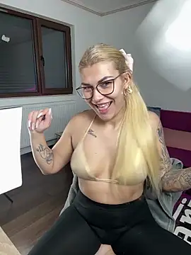 MiaKiittyy online show from November 30, 2025, 1:42 am