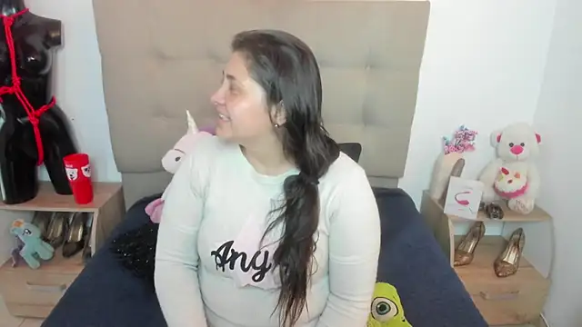 TifanyAmazinng online show from November 10, 2025, 12:37 pm