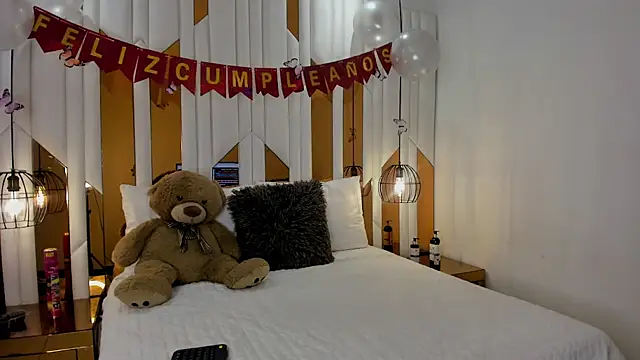 ValeriaPrado online show from November 14, 2025, 9:24 pm