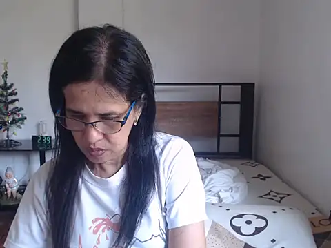 Prettysweetmum online show from April 12, 2026, 6:40 am