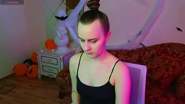 Kelly Cartier online show from November 1, 2025, 11:34 am