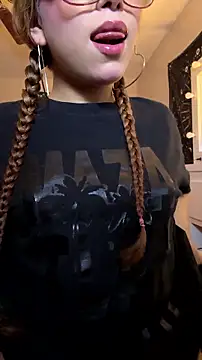 Snapshot of ZeziGamingg chatting on July 8, 2026, 4:06 am ZeziGamingg online show from July 8, 2026, 4:06 am