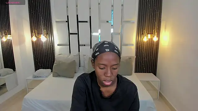  emma willliams  online show from November 25, 2025, 1:33 pm