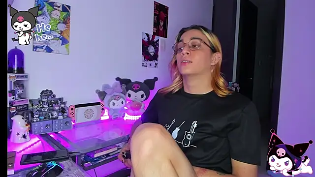 Snapshot of KeitaMoon chatting on October 27, 2025, 10:03 pm KeitaMoon online show from October 27, 2025, 10:03 pm