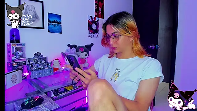 Snapshot of KeitaMoon chatting on November 19, 2025, 7:58 pm KeitaMoon online show from November 19, 2025, 7:58 pm