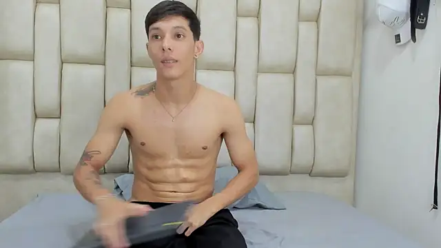 ZafiroAndFlynn online show from January 7, 2026, 2:47 am