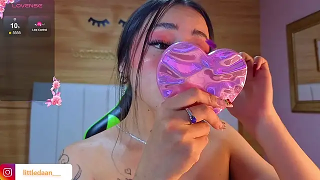 Abril Velvet a  online show from December 16, 2025, 12:43 pm