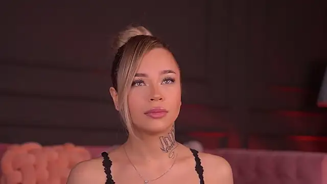 Snapshot of NickyBenz chatting on December 19, 2025, 7:32 pm NickyBenz online show from December 19, 2025, 7:32 pm