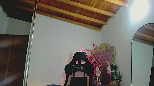 Snapshot of auraeroticaxxx chatting on November 21, 2025, 8:35 am auraeroticaxxx online show from November 21, 2025, 8:35 am