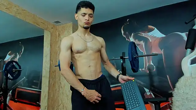 AlessandroKiing online show from April 16, 2026, 9:39 pm
