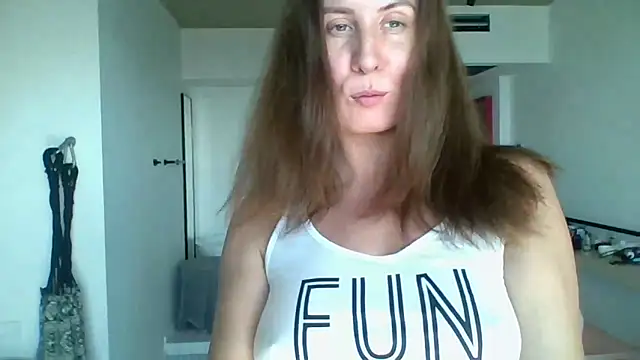 ALICAINWONDERLAND online show from September 14, 2025, 9:52 am