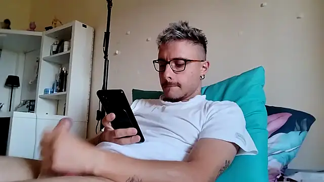 ilovechub112 online show from September 30, 2025, 12:43 pm