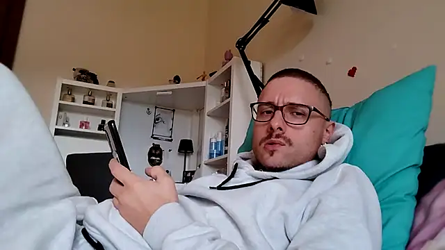 ilovechub112 online show from October 7, 2025, 12:57 pm
