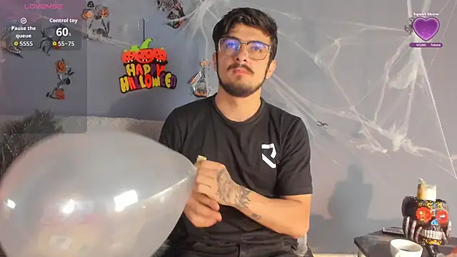 AaronFuentes7 online show from October 19, 2025, 1:56 pm