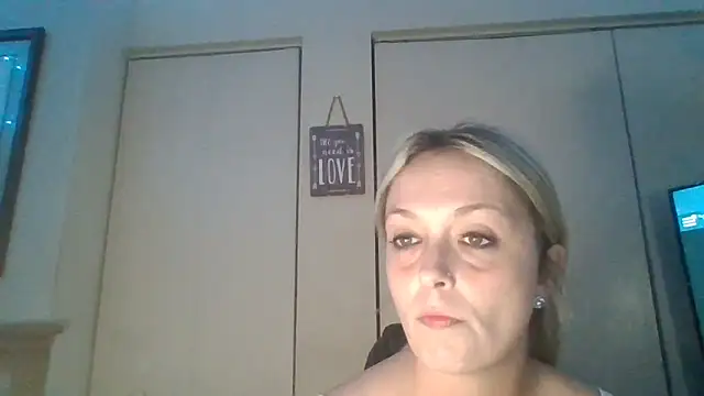 Snapshot of Candykissesxoxo chatting on October 11, 2025, 5:50 am Candykissesxoxo online show from October 11, 2025, 5:50 am