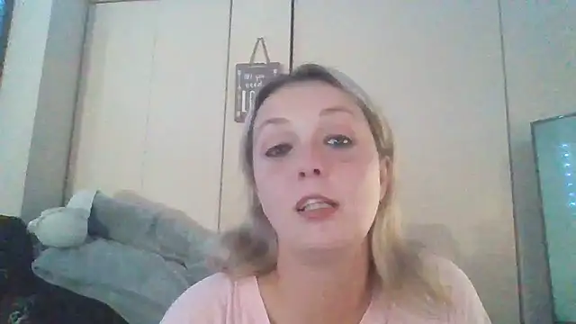 Snapshot of Candykissesxoxo chatting on November 2, 2025, 7:22 am Candykissesxoxo online show from November 2, 2025, 7:22 am