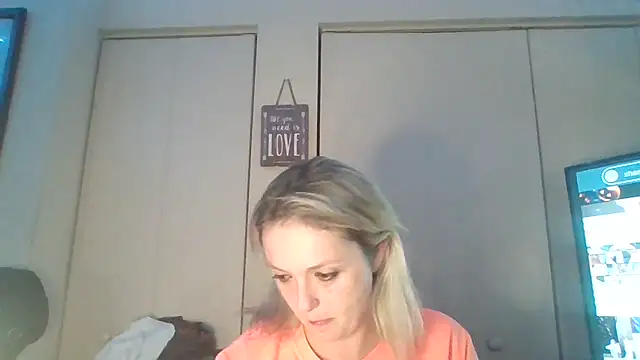 Snapshot of Candykissesxoxo chatting on November 3, 2025, 9:32 am Candykissesxoxo online show from November 3, 2025, 9:32 am