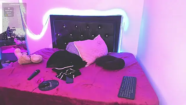 samiacooper25 online show from November 26, 2025, 9:38 pm