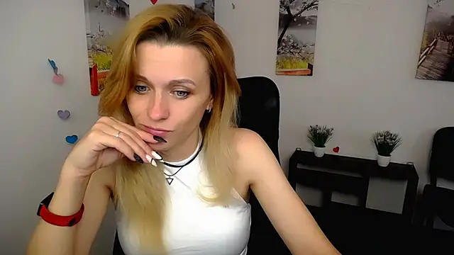 Snapshot of PeppyMia chatting on November 8, 2025, 7:52 am PeppyMia online show from November 8, 2025, 7:52 am