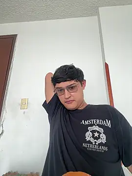 yesitwink  online show from April 6, 2026, 2:18 pm