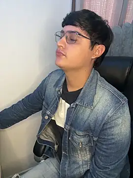 yesitwink  online show from April 8, 2026, 3:34 pm