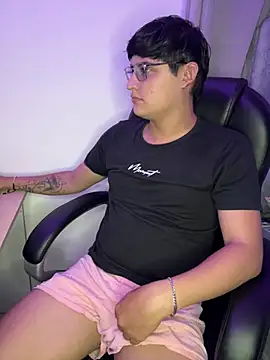 yesitwink  online show from April 11, 2026, 3:44 am