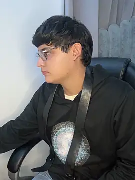 yesitwink  online show from April 23, 2026, 2:57 am