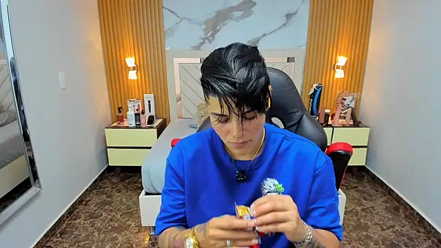 KAROLLJONES1 online show from January 9, 2026, 7:48 pm