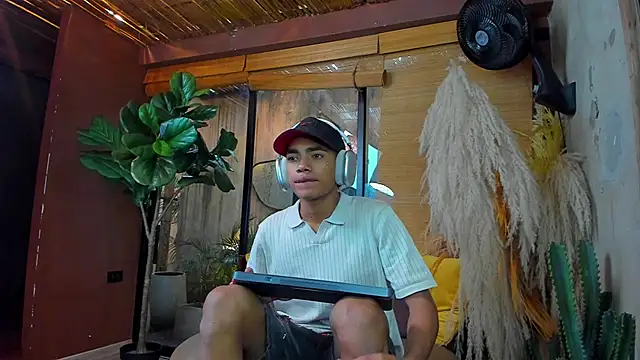 Snapshot of AlanCutee chatting on December 1, 2025, 12:43 pm AlanCutee online show from December 1, 2025, 12:43 pm