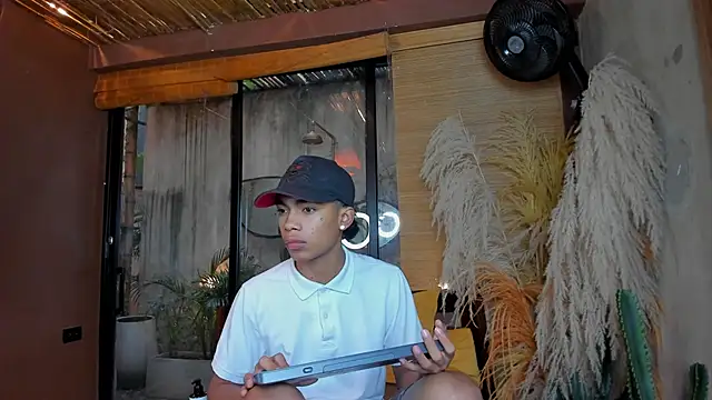 Snapshot of AlanCutee chatting on December 14, 2025, 12:21 pm AlanCutee online show from December 14, 2025, 12:21 pm