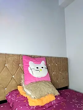 Nahomy cm online show from March 18, 2026, 7:50 pm