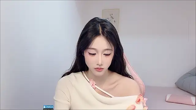 Snapshot of R_R6 chatting on October 6, 2025, 1:52 pm R R6 online show from October 6, 2025, 1:52 pm