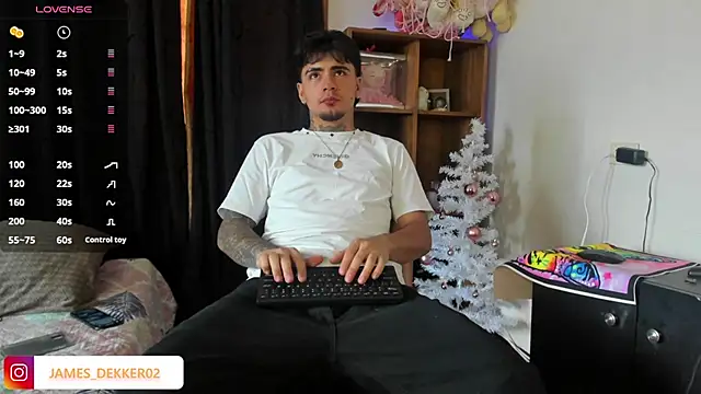 JamesDeker online show from November 18, 2025, 6:56 pm