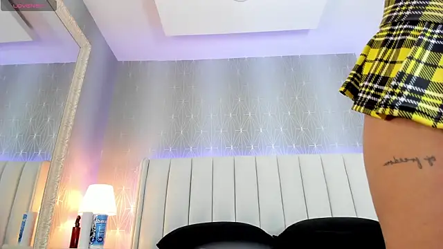 Mia-Medina online show from April 2, 2026, 8:06 pm