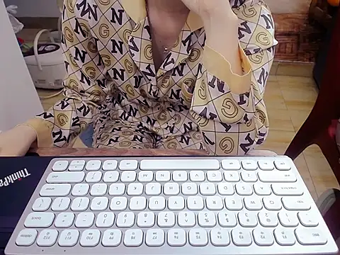 Lamoon 2k online show from October 29, 2025, 6:26 am