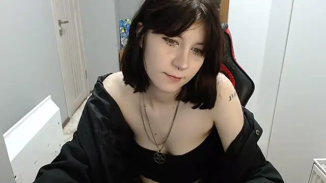 TinaQuiin online show from November 18, 2025, 8:41 am