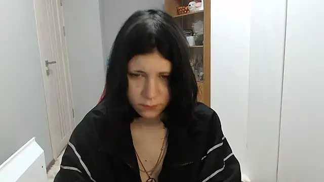 TinaQuiin online show from November 28, 2025, 8:50 am