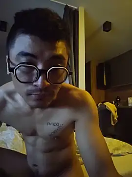 Lokomo32 online show from May 12, 2026, 8:28 pm