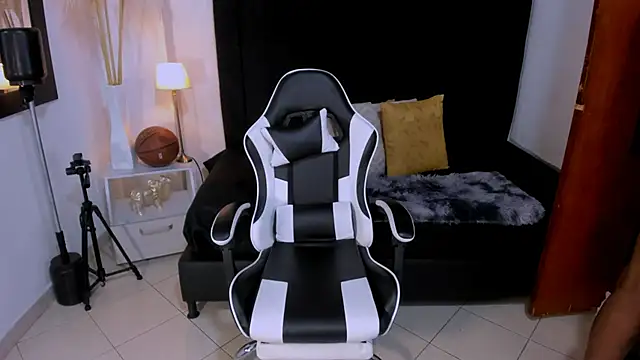 chrstian lewis1 online show from November 26, 2025, 2:07 pm