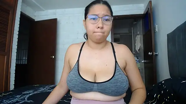 Naia Stant online show from October 6, 2025, 6:05 pm