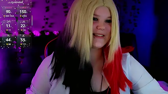 fillisfox  online show from October 8, 2025, 4:04 pm