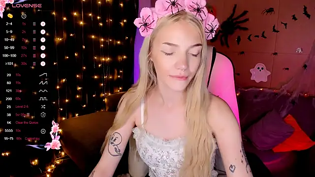 Snapshot of AnyaTaylor_ chatting on October 31, 2025, 2:01 am AnyaTaylor online show from October 31, 2025, 2:01 am